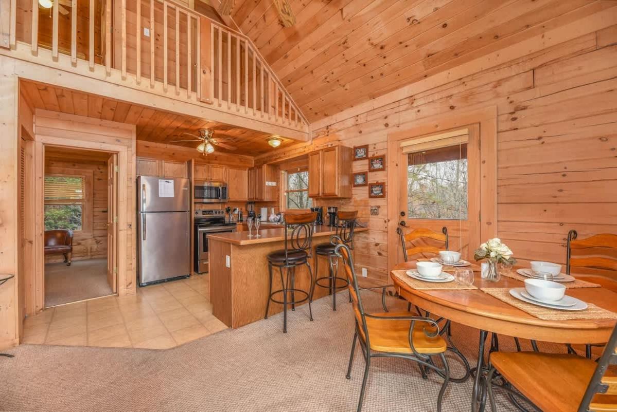 Gorgeous View. Hot Tub. Privacy. Fireplace. Pool & Fishing Access! Sevierville Exterior photo