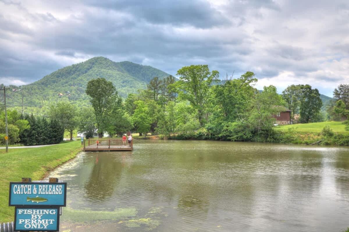 Gorgeous View. Hot Tub. Privacy. Fireplace. Pool & Fishing Access! Sevierville Exterior photo