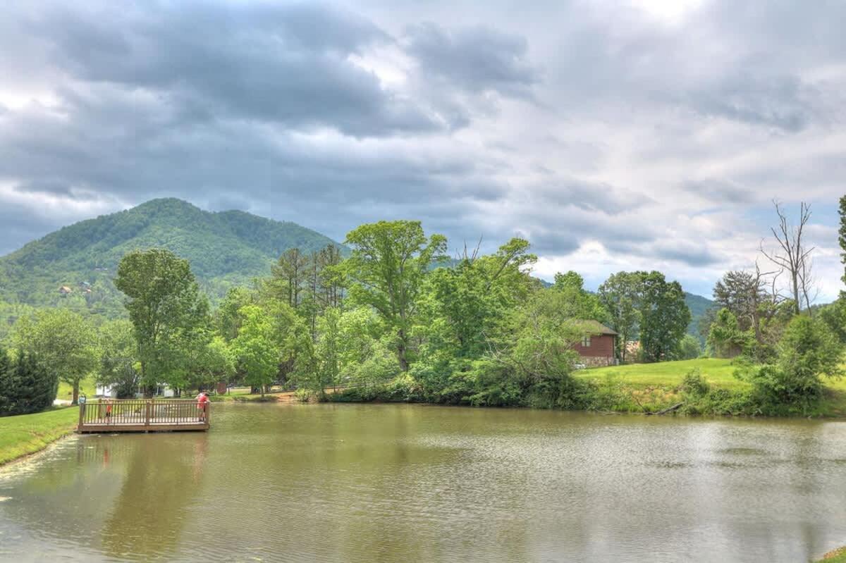 Gorgeous View. Hot Tub. Privacy. Fireplace. Pool & Fishing Access! Sevierville Exterior photo
