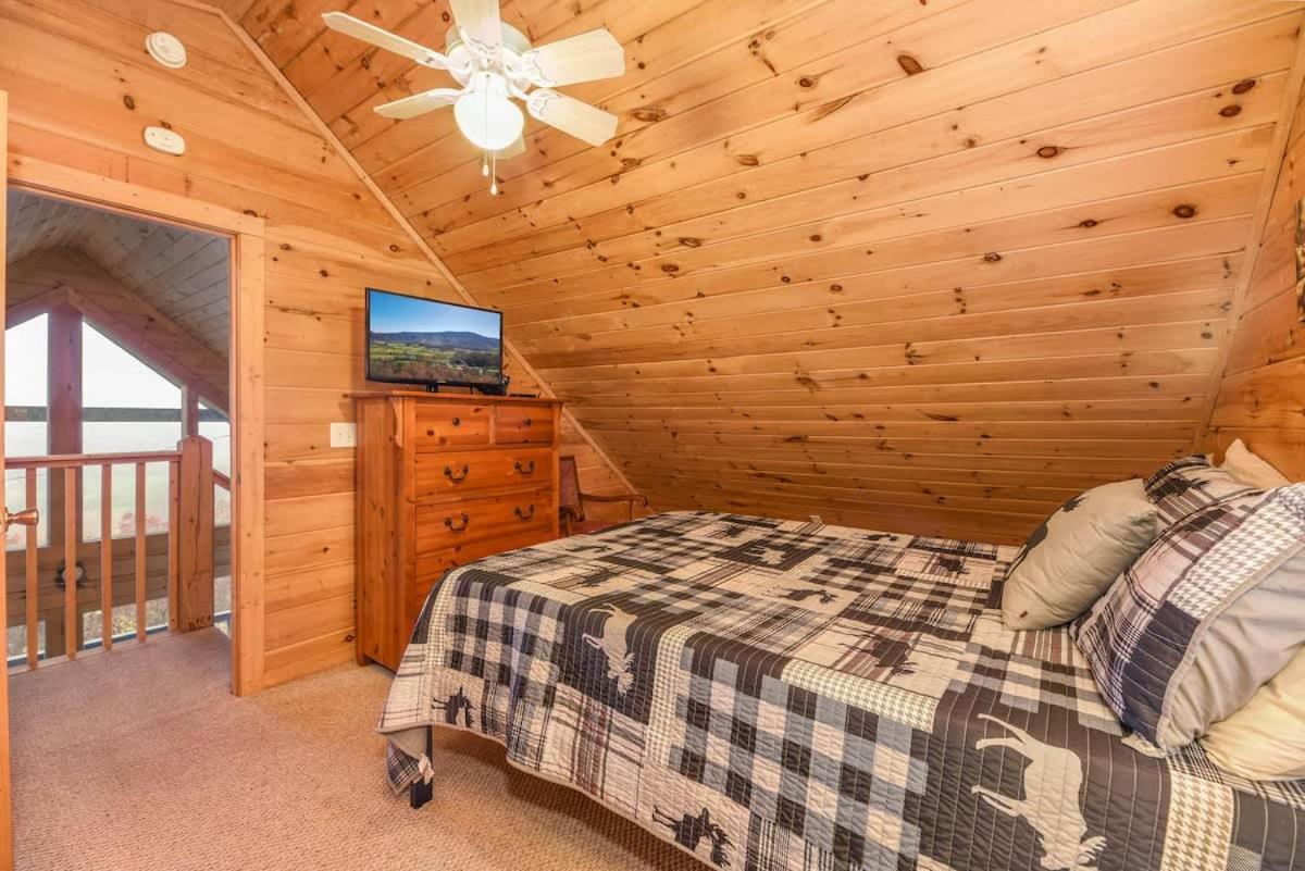 Gorgeous View. Hot Tub. Privacy. Fireplace. Pool & Fishing Access! Sevierville Exterior photo