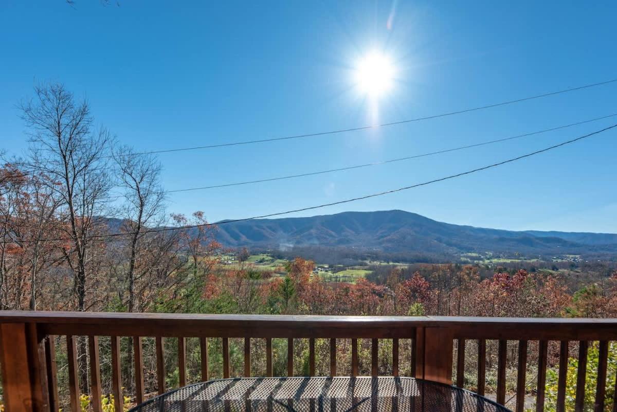 Gorgeous View. Hot Tub. Privacy. Fireplace. Pool & Fishing Access! Sevierville Exterior photo