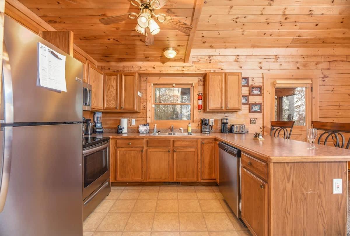 Gorgeous View. Hot Tub. Privacy. Fireplace. Pool & Fishing Access! Sevierville Exterior photo